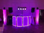 GPM-Entertainment - GPM-Entertainment Hochzeits-DJ Münster mit LED-beleuchtetem DJ-Pult, Lautsprechern und Lichtsäulen. Ideal für Hochzeitspartys und elegante Veranstaltungen.