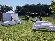 GPM-Entertainment - GPM-Entertainment Outdoor Aufbau für eine freie Trauung mit DJ Münster: weiße Bänke, dekorierte Traulocation und professioneller Sound unter Pavillon – perfekte Atmosphäre für Hochzeitsfeiern.