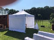 GPM-Entertainment - GPM-Entertainment Technikaufbau im weißen Zelt für Hochzeit in Münster. DJ-Pult, Lautsprecher und Eventtechnik professionell geschützt für optimale Klangqualität bei Feiern im Freien.