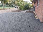GreenFairway e.K. - barrierefreie Pflasterung zum Hauseingang inkl. Garageneinfahrt mit Drain Pflaster