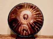 Handpan Showroom Aschaffenburg - Die Aelo Handpan zeichnet sich durch einen warmen und langanhaltenden Klang aus. Auf Grund des perfekt ausbalanzierten Nachklangs und der ausgewogenen Schwingungsentwicklung, ist die Aelo Handpan die perfekte Kombination a