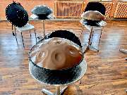Handpan Showroom Aschaffenburg - Du möchtest Handpan spielen lernen und brauchst Unterstützung und Impulse? Wir bieten Handpanunterricht in Form von Einzelstunden aber auch Handpan Kurse und Workshops in Gruppen an. Bei Interesse kontaktiere uns bitte.