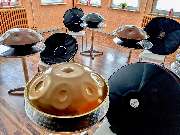 Handpan Showroom Aschaffenburg - Du weißt nicht, worauf du bei der Anschaffung einer Handpan achten solltest? Kein Problem, wir helfen dir gerne mit unserer Expertise weiter und nehmen uns Zeit, die optimal zu dir passende Handpan zu finden.