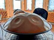 Handpan Showroom Aschaffenburg - Wir führen Dich in die Welt der Handpans ein. Wir erklären Dir die Unterschiede und worauf Du beim Kauf Deiner Handpan achten solltest. Wir gehen auf Deine Fragen und Vorlieben ein und finden gemeinsam die richtige Handpan