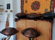 Handpan Showroom Bielefeld - Du bist auf der Suche nach einer passenden Handpan? Im Handpan-Showroom Bielefeld bieten wir Dir eine abwechslungsreiche Auswahl der unterschiedlichsten Instrumente von verschiedenen Herstellern zum ausprobieren und kaufen an.