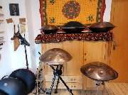 Handpan Showroom Bielefeld - Du bist auf der Suche nach einer passenden Handpan? Im Handpan-Showroom Bielefeld bieten wir Dir eine abwechslungsreiche Auswahl der unterschiedlichsten Instrumente von verschiedenen Herstellern zum ausprobieren und kaufen an.