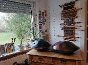 Handpan Showroom Bielefeld - Du weißt nicht, worauf du bei der Anschaffung einer Handpan achten solltest? Kein Problem, wir helfen dir gerne mit unserer Expertise weiter und nehmen uns Zeit, die optimal zu dir passende Handpan zu finden.