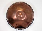 Handpan Showroom Bodensee - Sowohl mit ihrem Aussehen als auch mit ihrer klanglichen Qualitäten erobert die Mystical Handpan die Herzen auf der ganzen Welt. Die tiefe Resonanz, das weiche Timbre und das ausgewogene Sustain sorgen beim Spielen für eine woh