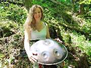 Handpan Showroom Bonn - Ich bin Anke aus Bonn und seit einigen Jahren begeisterte Handpan-Spielerin. Ich liebe Rhythmus und Bewegung zu Musik und spiele am liebsten stehend (und tanzend ;)) am Instrument. Oder natürlich draußen, an magischen Orten und dir