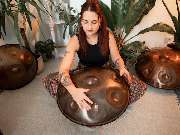 Handpan Showroom Bonn - Mit kraftvollem und tiefen Klang stehen die Magical Handpans für Sinnlichkeit. Sie implizieren in ihrer Form und ihren feinen Schwingungen symbolisch das Feminine. Ihr magisches Klangfeld zeichnet sich durch sehr stabile Töne aus.
