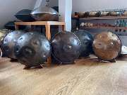 Handpan Showroom Bonn - Wir führen Dich in die Welt der Handpans ein. Wir erklären Dir die Unterschiede und worauf Du beim Kauf Deiner Handpan achten solltest. Wir gehen auf Deine Fragen und Vorlieben ein und finden gemeinsam die richtige Handpan für Dich