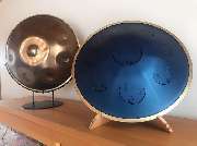 Handpan Showroom Bonn - Wir haben immer eine repräsentative Auswahl an Handpans zahlreicher Hersteller zum Ausprobieren vor Ort. Eine große Vergleichbarkeit unterschiedlicher Stimmungen, Materialien und Preisklassen ist die wichtigste Grundlage für die ri