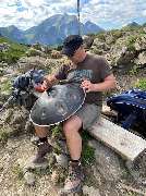 Handpan Showroom Chiemgau - Schon immer faszinierten mich außergewöhnliche Instrumente aus der ganzen Welt. So ist es kein Wunder, dass ich nach jahrelanger Didgeridoo-Erfahrung im Spielen und Eigenbau, auch auf die Handpan aufmerksam wurde. Begeistert vo