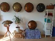 Handpan Showroom Dresden - Du bist auf der Suche nach einer passenden Handpan? Im Handpan-Showroom Dresden bieten wir Dir eine abwechslungsreiche Auswahl der unterschiedlichsten Instrumente von verschiedenen Herstellern zum ausprobieren und kaufen an.