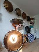 Handpan Showroom Dresden - Du bist auf der Suche nach einer passenden Handpan? Im Handpan-Showroom Dresden bieten wir Dir eine abwechslungsreiche Auswahl der unterschiedlichsten Instrumente von verschiedenen Herstellern zum ausprobieren und kaufen an.
