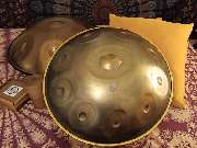 Handpan Showroom Dresden - Wir haben immer eine repräsentative Auswahl an Handpans zahlreicher Hersteller zum Ausprobieren vor Ort. Eine große Vergleichbarkeit unterschiedlicher Stimmungen, Materialien und Preisklassen ist die wichtigste Grundlage für die