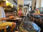 Handpan Showroom Düsseldorf - Du möchtest Handpan spielen lernen und brauchst Unterstützung und Impulse? Wir bieten Handpanunterricht in Form von Einzelstunden aber auch Handpan Kurse und Workshops in Gruppen an. Bei Interesse kontaktiere uns bitte.

Du k