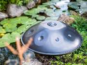 Handpan Showroom Düsseldorf - Unsere Vertreter nehmen sich die Zeit, Dich in die Welt der Handpans einzuführen, Dir die Möglichkeiten und Unterschiede näher zu bringen und auf Deine Fragen und Vorlieben einzugehen. Mit ihrer Unterstützung findest Du garan