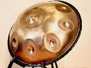 Handpan Showroom Düsseldorf - Unsere Vertreter nehmen sich die Zeit, Dich in die Welt der Handpans einzuführen, Dir die Möglichkeiten und Unterschiede näher zu bringen und auf Deine Fragen und Vorlieben einzugehen. Mit ihrer Unterstützung findest Du garan