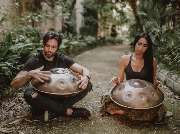Handpan Showroom Duisburg-Essen - Die Spirit Wave Handpans stehen für ein besonders warmes Klangerlebnis. Deren sanften Töne, gewürzt mit einer vollmundigen Klangfarbe, gehen bis unter die Haut in jede Zelle. Der lang anhaltende und zugleich gut ausbalanc