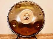 Handpan Showroom Fildern - Unsere Vertreter nehmen sich die Zeit, Dich in die Welt der Handpans einzuführen, Dir die Möglichkeiten und Unterschiede näher zu bringen und auf Deine Fragen und Vorlieben einzugehen. Mit ihrer Unterstützung findest Du garantie