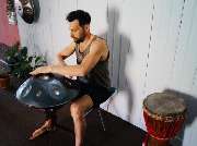 Handpan Showroom Franken - Ich bin der Leonardo, 41 Jahre jung. Die Musik begleitet mich schon seit meiner Jugend. Mit 15 habe ich die Djembe-Trommel für mich entdeckt, und war von den Rhythmen fasziniert.
