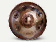 Handpan Showroom Frankfurt - Spüre wie sich Dein Geist beruhigt, mit dem besonderen Klang der Healing Frequency. Diese Handpans werden in der Frequenz 432 Hz hergestellt, denn in hinduistischen und buddhistischen Traditionen wird angenommen, dass diese sp