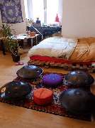 Handpan Showroom Freiburg - Du bist auf der Suche nach einer passenden Handpan? Im Handpan-Showroom Freiburg bieten wir Dir eine abwechslungsreiche Auswahl der unterschiedlichsten Instrumente von verschiedenen Herstellern zum ausprobieren und kaufen an.