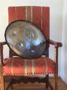 Handpan Showroom Freiburg - Du weißt nicht, worauf Du bei der Anschaffung einer Handpan achten solltest? Kein Problem, wir helfen Dir gerne mit unserer Expertise weiter und nehmen uns Zeit, die optimal zu Dir passende Handpan zu finden.
