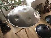 Handpan Showroom Hamburg - Wir führen Dich in die Welt der Handpans ein. Wir erklären Dir die Unterschiede und worauf Du beim Kauf Deiner Handpan achten solltest. Wir gehen auf Deine Fragen und Vorlieben ein und finden gemeinsam die richtige Handpan für D