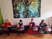 Handpan Showroom Harz - Du möchtest Handpan spielen lernen und brauchst Unterstützung und Impulse? Wir bieten Handpanunterricht in Form von Einzelstunden aber auch Handpan Kurse und Workshops in Gruppen an. Bei Interesse kontaktiere uns bitte.