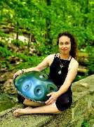 Handpan Showroom Harz - Wir haben immer eine repräsentative Auswahl an Handpans zahlreicher Hersteller zum Ausprobieren vor Ort. Eine große Vergleichbarkeit unterschiedlicher Stimmungen, Materialien und Preisklassen ist die wichtigste Grundlage für die ri