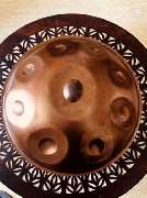 Handpan Showroom Heidelberg - Die Svaraa Handpan erzeugt einen unglaublichen Reichtum an Obertönen und lässt das gesamte Instrument singen.
Erfahre innere Ruhe und Gelassenheit mit der melodiösen und faszinierenden Svaraa Handpan. Dieses wunderbare Instru