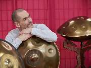Handpan Showroom Karlsruhe - Du bist auf der Suche nach einer passenden Handpan? Im Handpan-Showroom Karlsruhe bieten wir Dir eine abwechslungsreiche Auswahl der unterschiedlichsten Instrumente von verschiedenen Herstellern zum ausprobieren und kaufen an.