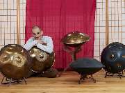 Handpan Showroom Karlsruhe - Du möchtest Handpan spielen lernen und brauchst Unterstützung und Impulse? Wir bieten Handpanunterricht in Form von Einzelstunden aber auch Handpan Kurse und Workshops in Gruppen an. Bei Interesse kontaktiere uns bitte.