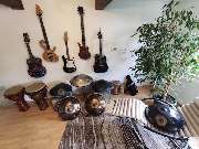 Handpan Showroom Mannheim (Maxdorf) - Die Handpan-Vielfalt ist groß, da kann es schwer fallen sich für ein Modell zu entscheiden. Hier kann Aaron Burgey Dich unterstützen und beraten. Tonart, Skala, Material, Form, Anzahl Tonfelder, Hersteller, Preis – al