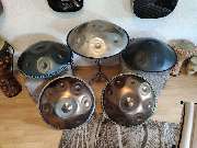 Handpan Showroom Mannheim (Maxdorf) - Du bist auf der Suche nach einer passenden Handpan? Im Handpan-Showroom Mannheim bieten wir Dir eine abwechslungsreiche Auswahl der unterschiedlichsten Instrumente von verschiedenen Herstellern zum ausprobieren und ka