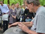 Handpan Showroom Münster - Du weißt nicht, worauf Du bei der Anschaffung einer Handpan achten solltest? Kein Problem, wir helfen Dir gerne mit unserer Expertise weiter und nehmen uns Zeit, die optimal zu Dir passende Handpan zu finden.