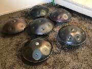 Handpan Showroom Münster - Wir führen Dich in die Welt der Handpans ein. Wir erklären Dir die Unterschiede und worauf Du beim Kauf Deiner Handpan achten solltest. Wir gehen auf Deine Fragen und Vorlieben ein und finden gemeinsam die richtige Handpan für D