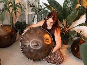 Handpan Showroom Oberlausitz - Mit kraftvollem und tiefen Klang stehen die Magical Handpans für Sinnlichkeit. Sie implizieren in ihrer Form und ihren feinen Schwingungen symbolisch das Feminine. Ihr magisches Klangfeld zeichnet sich durch sehr stabile Tön
