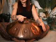 Handpan Showroom Oldenburg - Die Aelo Handpan zeichnet sich durch einen warmen und langanhaltenden Klang aus. Auf Grund des perfekt ausbalanzierten Nachklangs und der ausgewogenen Schwingungsentwicklung, ist die Aelo Handpan die perfekte Kombination aus P