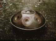 Handpan Showroom Passau - Die Spirit Wave Handpans eignen sich auf Grund des sehr klaren und feinen Klangs gut für Studio-Aufnahmen. Aus gutem Grund werden sie deswegen auch besonders gerne zur Begleitung von Meditation, Yoga und Klangreisen verwendet. Di