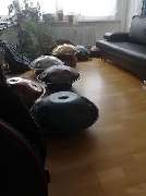 Handpan Showroom Stuttgart - Du weißt nicht, worauf Du bei der Anschaffung einer Handpan achten solltest? Kein Problem, wir helfen Dir gerne mit unserer Expertise weiter und nehmen uns Zeit, die optimal zu Dir passende Handpan zu finden.