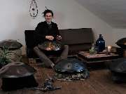 Handpan Showroom Trier - Wir führen Dich in die Welt der Handpans ein. Wir erklären Dir die Unterschiede und worauf Du beim Kauf Deiner Handpan achten solltest. Wir gehen auf Deine Fragen und Vorlieben ein und finden gemeinsam die richtige Handpan für Dic