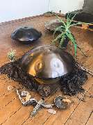 Handpan Showroom Trier - Wir haben immer eine repräsentative Auswahl an Handpans zahlreicher Hersteller zum Ausprobieren vor Ort. Eine große Vergleichbarkeit unterschiedlicher Stimmungen, Materialien und Preisklassen ist die wichtigste Grundlage für die r