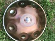 Handpan Showroom Wittstock - Spüre die kraftvolle Essenz der Musik mit der Magical Handpan. Die tiefe Resonanz und die Vibrationen, die aus dem präzisen Design und dem Sustain resultieren, können sowohl Spieler als auch Zuhörer vierl Freude bereiten.

Du 