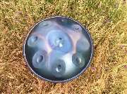 Handpan Showroom Würzburg - Sowohl ihr Anschein als auch ihr Klang haben etwas ganz Mystisches, das uns so in ihren Bann zieht. Mystical Handpans zeichnen sich durch ihr langes Nachschwingen und den ausgewogenen Reichtum an Obertönen aus. Auch bei intensi