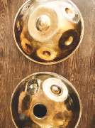 Handpan.World Showroom München - Die Extended Scales Handpans besitzen zusätzlichen Tonfeldern auf der Unterseite der Handpan -  sogenannten Bottomnotes.  Zu diesen gehören Handpans ab 12 und bis zu 24 Tonfeldern.
Diese Instrumente ermöglichen eine größer