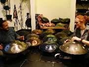 Handpan.World Showroom München - Du möchtest Handpan spielen lernen und brauchst Unterstützung und Impulse? Wir bieten Handpanunterricht in Form von Einzelstunden aber auch Handpan Kurse und Workshops in Gruppen an. Bei Interesse kontaktiere uns bitte.