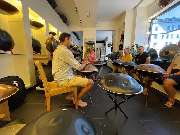 Handpan.World Showroom München - Du möchtest Handpan spielen lernen und brauchst Unterstützung und Impulse? Wir bieten Handpanunterricht in Form von Einzelstunden aber auch Handpan Kurse und Workshops in Gruppen an. Bei Interesse kontaktiere uns bitte.